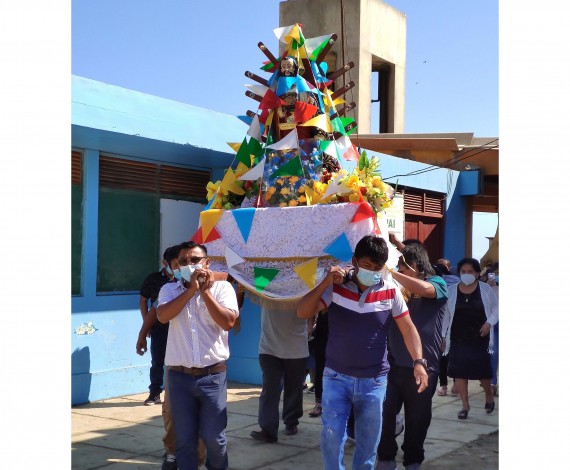 community members in Piura, Peru carrying San Pedro statue